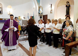 Un momento de la misa de acción de gracias. Un momento de la misa de acción de gracias.