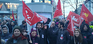 Militantes de IU en Berlín durante la concentración. Militantes de IU en Berlín durante la concentración.