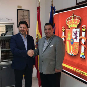 Antonio Rodríguez Miranda y Richard Barreiro y Olmedo se saludan durante su encuentro en el Consulado. Antonio Rodríguez Miranda y Richard Barreiro y Olmedo se saludan durante su encuentro en el Consulado.