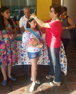 Mariví Velo Giao, vicepresidenta del CGPLC, impone la corona a la nueva soberana. Mariví Velo Giao, vicepresidenta del CGPLC, impone la corona a la nueva soberana.