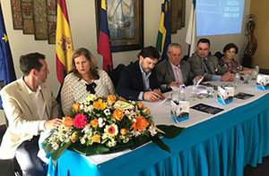 Rodríguez Miranda, junto con responsables de otras instituciones, durante la charla en el Centro Gallego de Puerto de la Cruz. Rodríguez Miranda, junto con responsables de otras instituciones, durante la charla en el Centro Gallego de Puerto de la Cruz.