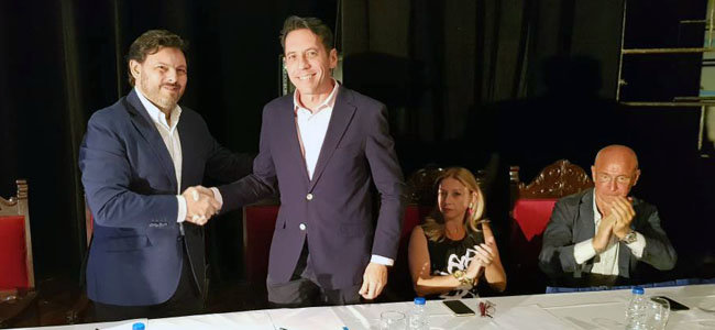 Antonio Rodríguez Miranda y Roberto González se estrechan la mano tras la firma del protocolo. Antonio Rodríguez Miranda y Roberto González se estrechan la mano tras la firma del protocolo.