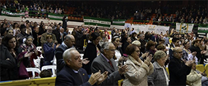 Las autoridades aplauden a los participantes en el festival folclórico. Las autoridades aplauden a los participantes en el festival folclórico.
