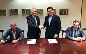 Saludo entre Álvaro Gómez y Rodríguez Miranda, durante la firma del protocolo de colaboración. Saludo entre Álvaro Gómez y Rodríguez Miranda, durante la firma del protocolo de colaboración.