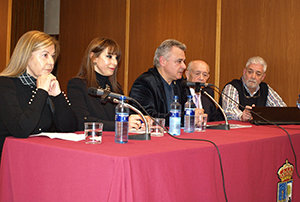 Valentín Martinez Otero –acompañado de María Teresa Álvarez, Tina Gutiérrez, José Antonio Olivar y Armando Ramírez–, durante su intervención. Valentín Martinez Otero –acompañado de María Teresa Álvarez, Tina Gutiérrez, José Antonio Olivar y Armando Ramírez–, durante su intervención.