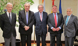 Francisco Ruza –en el centro–, junto con algunos de los asistentes al acto. Francisco Ruza –en el centro–, junto con algunos de los asistentes al acto.