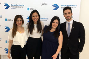 Claudia Cobiella –2ª por la izda.–, junto a otros tres becados por la Secretaría Xeral. Claudia Cobiella –2ª por la izda.–, junto a otros tres becados por la Secretaría Xeral.