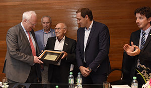 Emiliano Isla Verde hace entrega de una placa a Christian Zahn, junto a Julio Garro y autoridades del Consejo Directivo. Emiliano Isla Verde hace entrega de una placa a Christian Zahn, junto a Julio Garro y autoridades del Consejo Directivo.