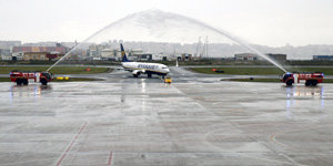 El avión procedente de Budapest, a su llegada al aeropuerto. El avión procedente de Budapest, a su llegada al aeropuerto.