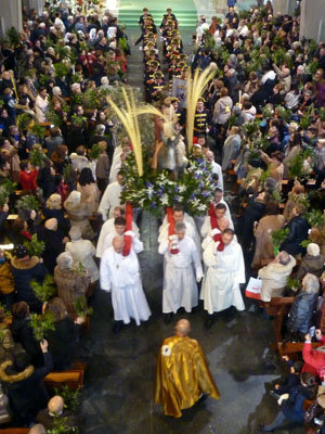 La Banda ‘Agrupación Musical San Andrés Apóstol’ y el paso-imagen, entrando en la iglesia. La Banda ‘Agrupación Musical San Andrés Apóstol’ y el paso-imagen, entrando en la iglesia.