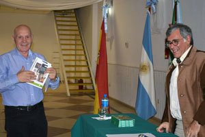 Guillermo Pilla entregó varios volúmenes del libro al presidente del Centro Andaluz, José Francisco Ruiz Cano, como donación. Guillermo Pilla entregó varios volúmenes del libro al presidente del Centro Andaluz, José Francisco Ruiz Cano, como donación.