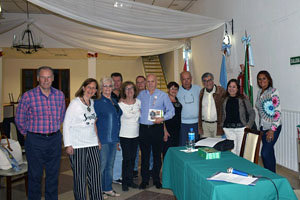 Guillermo Pilla –3º por la dcha.–, junto a asistentes a la presentación del libro.