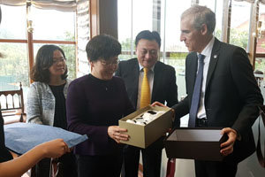 Francisco Conde y Yu Liping intercambiaron regalos. Francisco Conde y Yu Liping intercambiaron regalos.