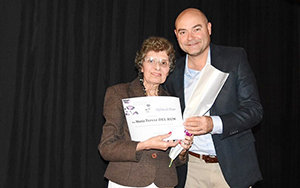 María Teresa del Run de Castilleiña y Raúl Reyes, durante la entrega del reconocimiento. María Teresa del Run de Castilleiña y Raúl Reyes, durante la entrega del reconocimiento.