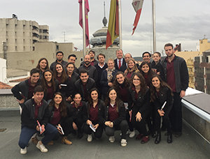 Antonio Silván, junto con los miembros del grupo de baile de la Agrupación Leonesa de México. Antonio Silván, junto con los miembros del grupo de baile de la Agrupación Leonesa de México.