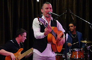 Tono Alcalde, actuando en el Butman Jazz Club de Moscú. Tono Alcalde, actuando en el Butman Jazz Club de Moscú.