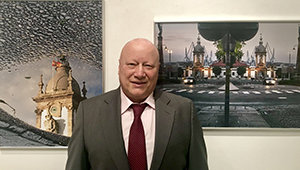 Manuel Pombo con dos de las imágenes de Ferrol que forman parte de la muestra. Manuel Pombo con dos de las imágenes de Ferrol que forman parte de la muestra.