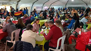 Numerosos asistentes disfrutaron del cordero pascual. Numerosos asistentes disfrutaron del cordero pascual.