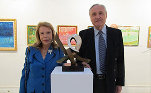 La artista y el delegado de la Xunta posan junto a la escultura 'Raíces gallegas y lazos brasileños por la paz'. La artista y el delegado de la Xunta posan junto a la escultura 'Raíces gallegas y lazos brasileños por la paz'.