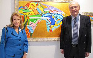 La artista Yolanda d'Augsburg y el delegado de la Xunta, José Ramón Ónega, ante el cuadro ´Inquietudes de la luna de abril´
