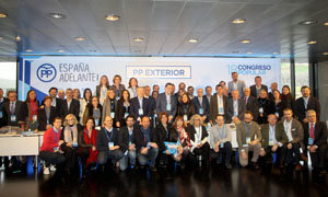 Mariano Rajoy posa con los representantes de las distintas agrupaciones del exterior en la última reunión del PP Exterior. Mariano Rajoy posa con los representantes de las distintas agrupaciones del exterior en la última reunión del PP Exterior.