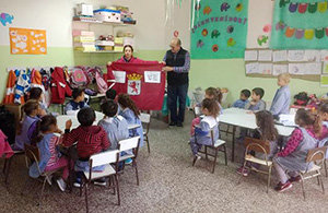 Un momento de la entrega de juguetes en el Centro Educativo Complementario. Un momento de la entrega de juguetes en el Centro Educativo Complementario.