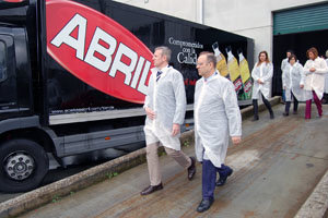 Alfonso Rueda, durante su recorrido por las instalaciones de la empresa Aceites Abril. Alfonso Rueda, durante su recorrido por las instalaciones de la empresa Aceites Abril.