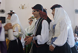 Un momento de las ofrendas llevadas a cabo durante la misa. Un momento de las ofrendas llevadas a cabo durante la misa.