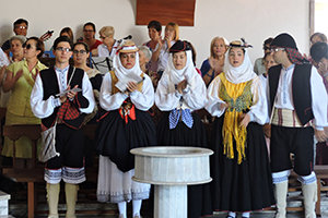 Integrantes del Cuerpo de Baile Nuestra Señora de las Nieves, de Cagua, estado Aragua, y feligreses durante la misa.