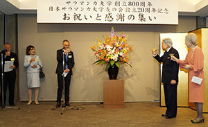 Los emperadores de Japón, Akihito y Michiko, y el rector de la Universidad de Salamanca, Ricardo Rivero, durante la recepción celebrada con motivo del XX aniversario de la institución salmantina.