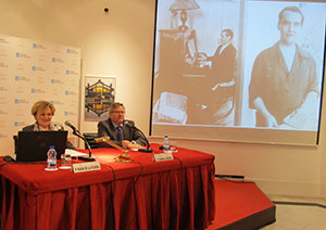 María de la Figuera, en su disertación, acompañada por Ramón Jiménez, con una proyección de García Lorca