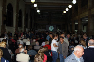 Cientos de socios siguieron la asamblea desde el hall central por una pantalla gigante. Cientos de socios siguieron la asamblea desde el hall central por una pantalla gigante.