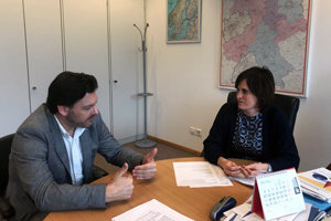 Antonio Rodríguez Miranda e Irune Itarribel, consejera de Educación, durante su reunión. Antonio Rodríguez Miranda e Irune Itarribel, consejera de Educación, durante su reunión.