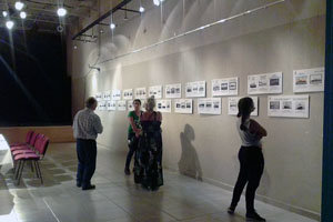 Unos visitantes observan la exposición en la Asociación Española. Unos visitantes observan la exposición en la Asociación Española.
