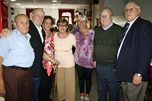 Grupo de socios nativos de Porto do Son. De dcha. a izda.: Alberto Quiroga, Francisco Queiruga, María del Carmen Queiruga, Rosa Calo, Manuela Barraza, Florentino Brión y Ramón Varela. Varela y Quiroga, son hijos de sonenses. Grupo de socios nativos de Porto do Son. De dcha. a izda.: Alberto Quiroga, Francisco Queiruga, María del Carmen Queiruga, Rosa Calo, Manuela Barraza, Florentino Brión y Ramón Varela. Varela y Quiroga, son hijos de sonenses.