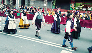 El grupo de asturianos, en un momento del desfile.