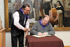 Juan Vicente Herrera firmando el Libro de Honor del ayuntamiento de Villalar de los Comuneros.
