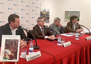 2. En la mesa, con el libro en primer término, el exfutbolista Paco Buyo, el coordinador Ramón Jiménez y los profesores Francisco Rodríguez Pastoriza y Ramón Cobo