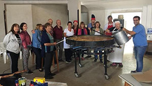 El grupo de paelleros de la Asociación Española de Socorros Mutuos fue el encargado de cocinar. El grupo de paelleros de la Asociación Española de Socorros Mutuos fue el encargado de cocinar.