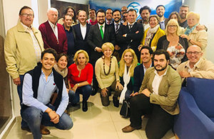 Moreno, junto con simpatizantes y afiliados del PP en Puerto de la Cruz. Moreno, junto con simpatizantes y afiliados del PP en Puerto de la Cruz.