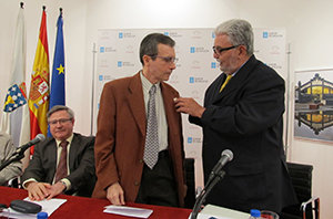 Jorge Martínez-Cava impone el pin de plata de la Asociación a José Antonio Ortiz