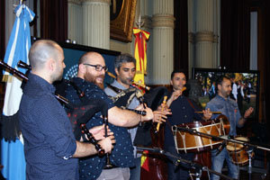 Actuación de A Vacaloura Vermella, en el homenaje a la Asociación Residentes de Mos en el Senado. Actuación de A Vacaloura Vermella, en el homenaje a la Asociación Residentes de Mos en el Senado.
