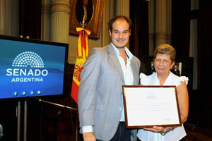Entrega de la placa que estimonia el reconocimiento del Senado a la asociación mosense