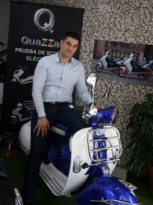 Esteban González, subido a una de las motos eléctricas que venden en el local de Enalgreen, en Vigo. Esteban González, subido a una de las motos eléctricas que venden en el local de Enalgreen, en Vigo.