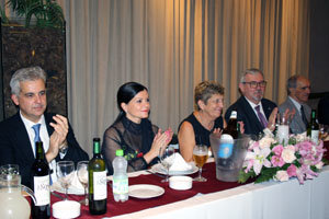 La alcaldesa y la presidenta de la entidad encabezaron la mesa cabecera del banquete. La alcaldesa y la presidenta de la entidad encabezaron la mesa cabecera del banquete.