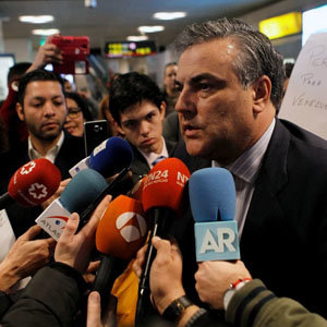 El embajador en Venezuela, Jesús Silva, atiende a los medios de comunicación. El embajador en Venezuela, Jesús Silva, atiende a los medios de comunicación.