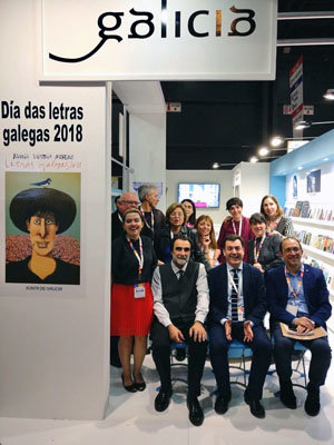 El conselleiro de Cultura posa con otros dirigentes y escritores en el estand de Galicia en la Feria del Libro. El conselleiro de Cultura posa con otros dirigentes y escritores en el estand de Galicia en la Feria del Libro.