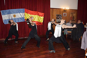 Una de las actuaciones que se llevó a cabo durante la cena de aniversario. Una de las actuaciones que se llevó a cabo durante la cena de aniversario.