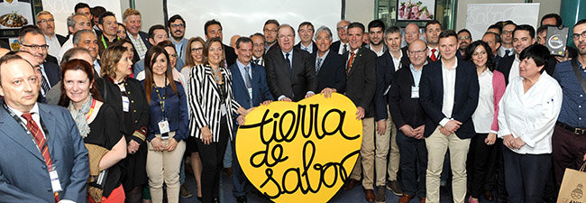 Juan Vicente Herrera posa con los castellano y leoneses participantes en esta edición del Salón de Gourmets. Juan Vicente Herrera posa con los castellano y leoneses participantes en esta edición del Salón de Gourmets.
