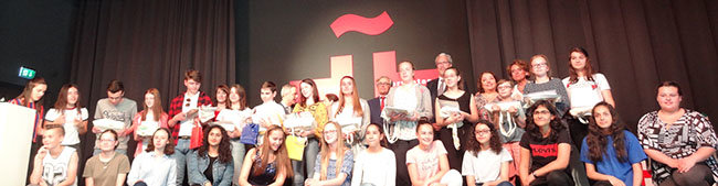 Foto de familia de las autoridades y alumnos participantes en el concurso de lectura. Foto de familia de las autoridades y alumnos participantes en el concurso de lectura.